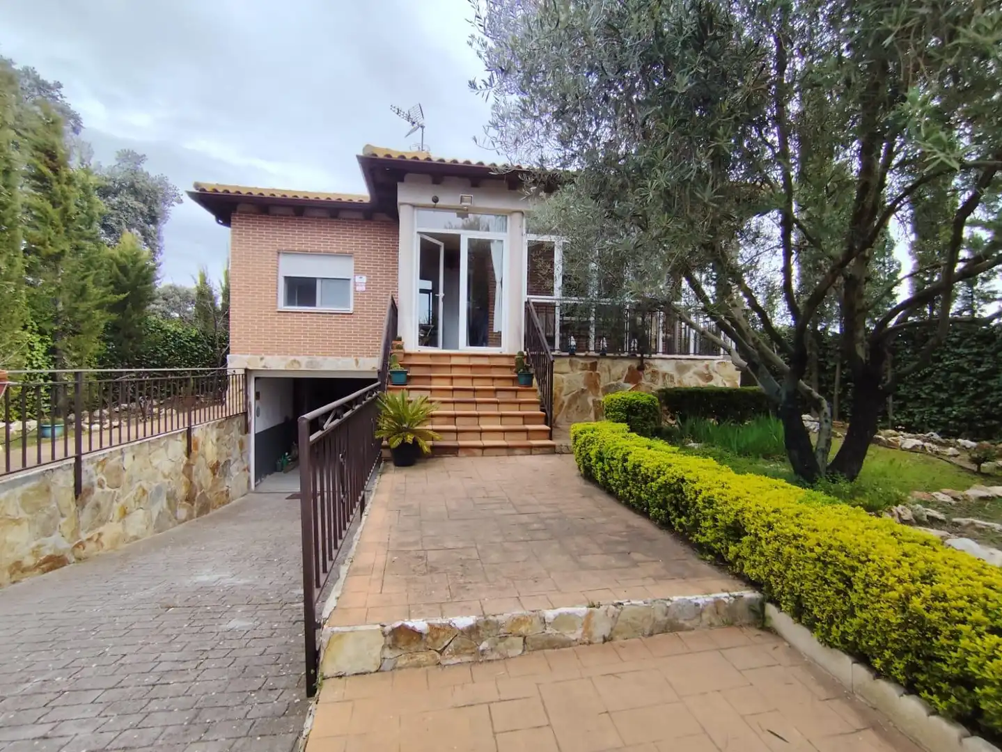 Vista exterior de Casa o chalet en venta en Chiloeches con Calefacción