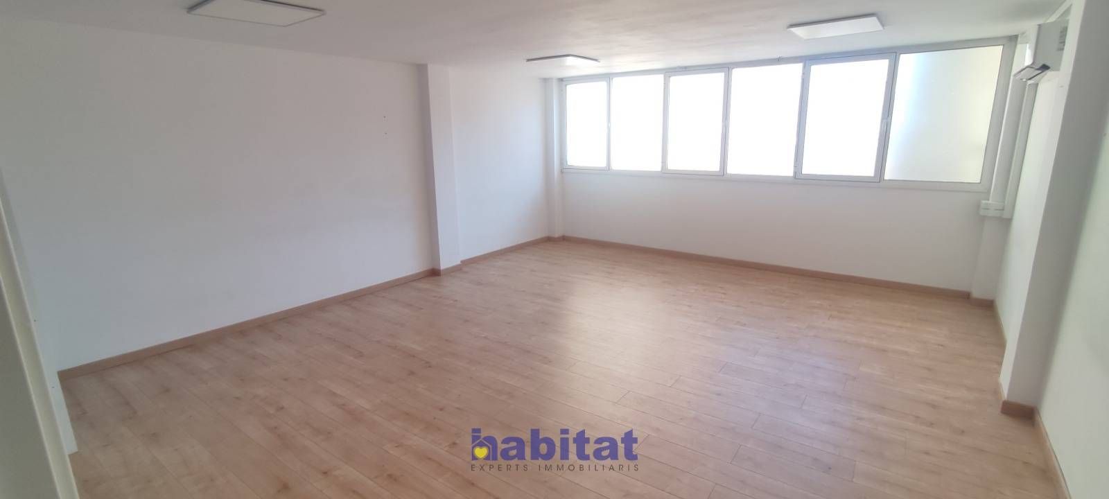 Office for sale in  Tarragona Capital  with Air Conditioner