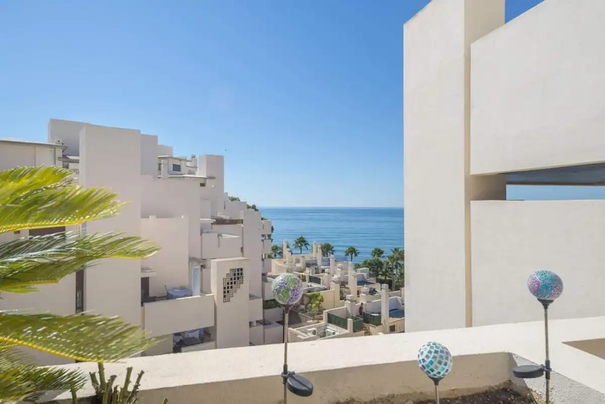 Vista exterior de Ático de alquiler en Estepona con Aire acondicionado, Terraza y Piscina