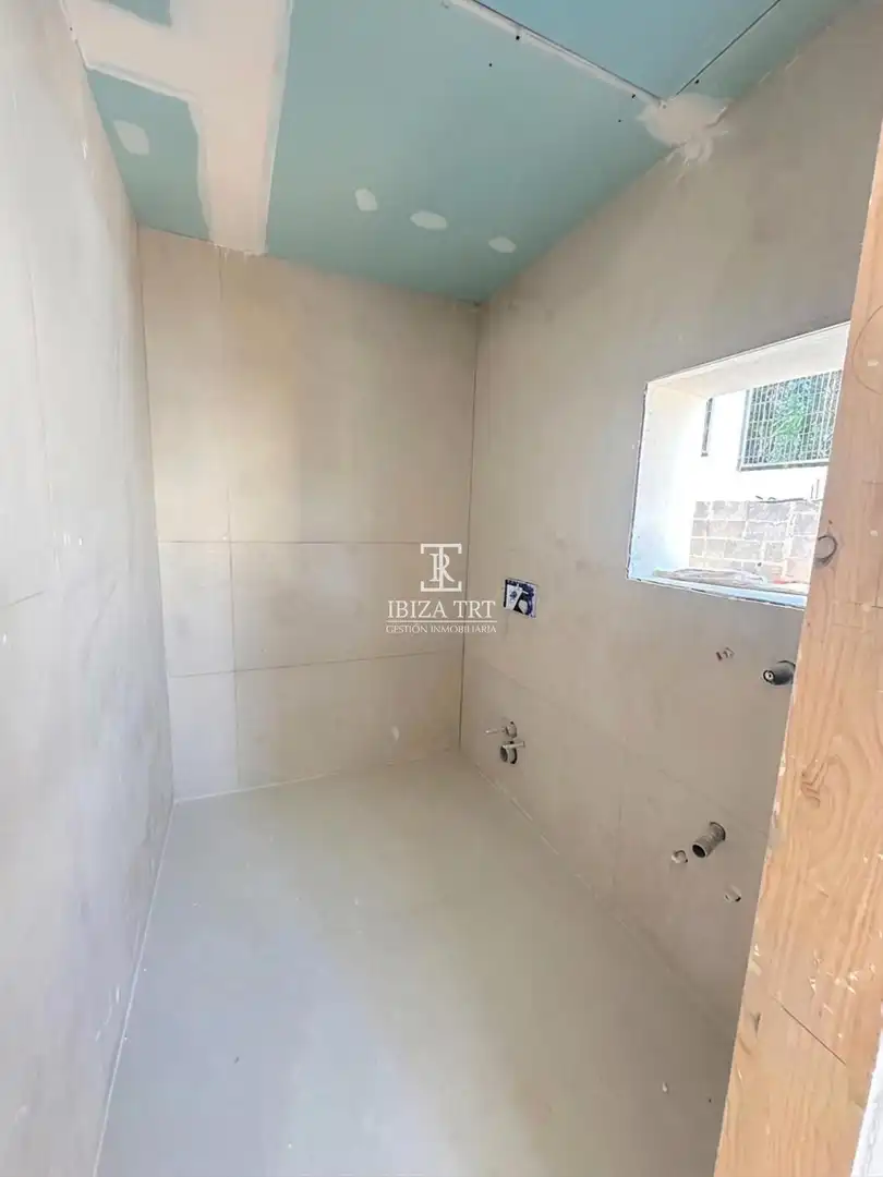 Badezimmer von Einfamilien-Reihenhaus zum Verkauf in Sant Joan de Labritja mit Klimaanlage, Heizung und Schwimmbad