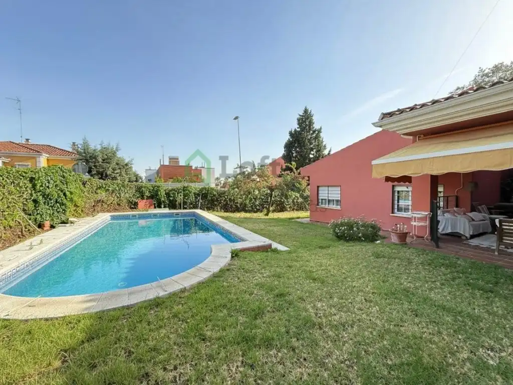 Jardí de Casa o xalet en venda en Badajoz amb Aire condicionat, Jardí privat i Piscina