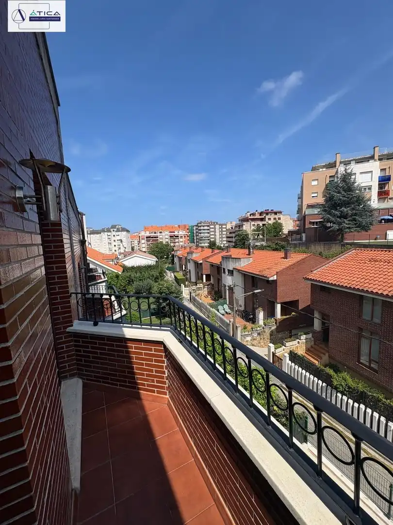 Vista exterior de Casa adosada en venda en Castro-Urdiales amb Aire condicionat, Calefacció i Jardí privat