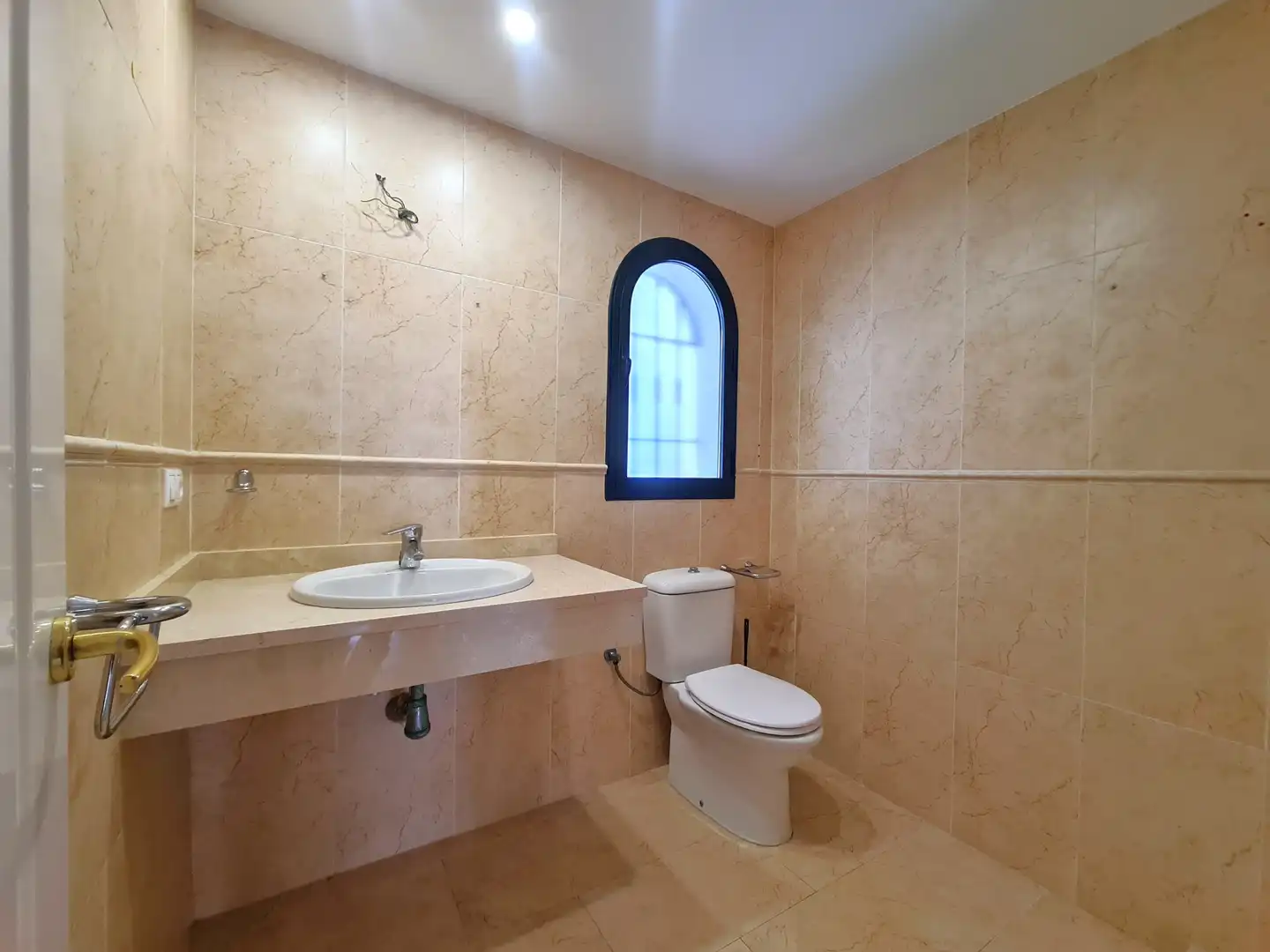 Baño de Casa adosada en venta en Manilva con Terraza, Jacuzzi y Internet