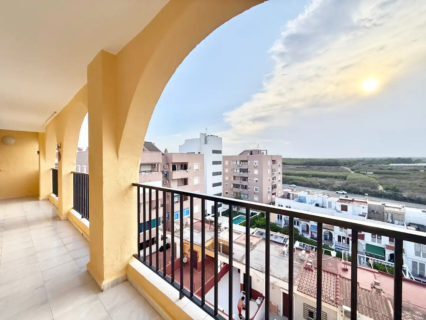 Terraza de Estudio de alquiler en Torrevieja con Aire acondicionado, Piscina y Amueblado