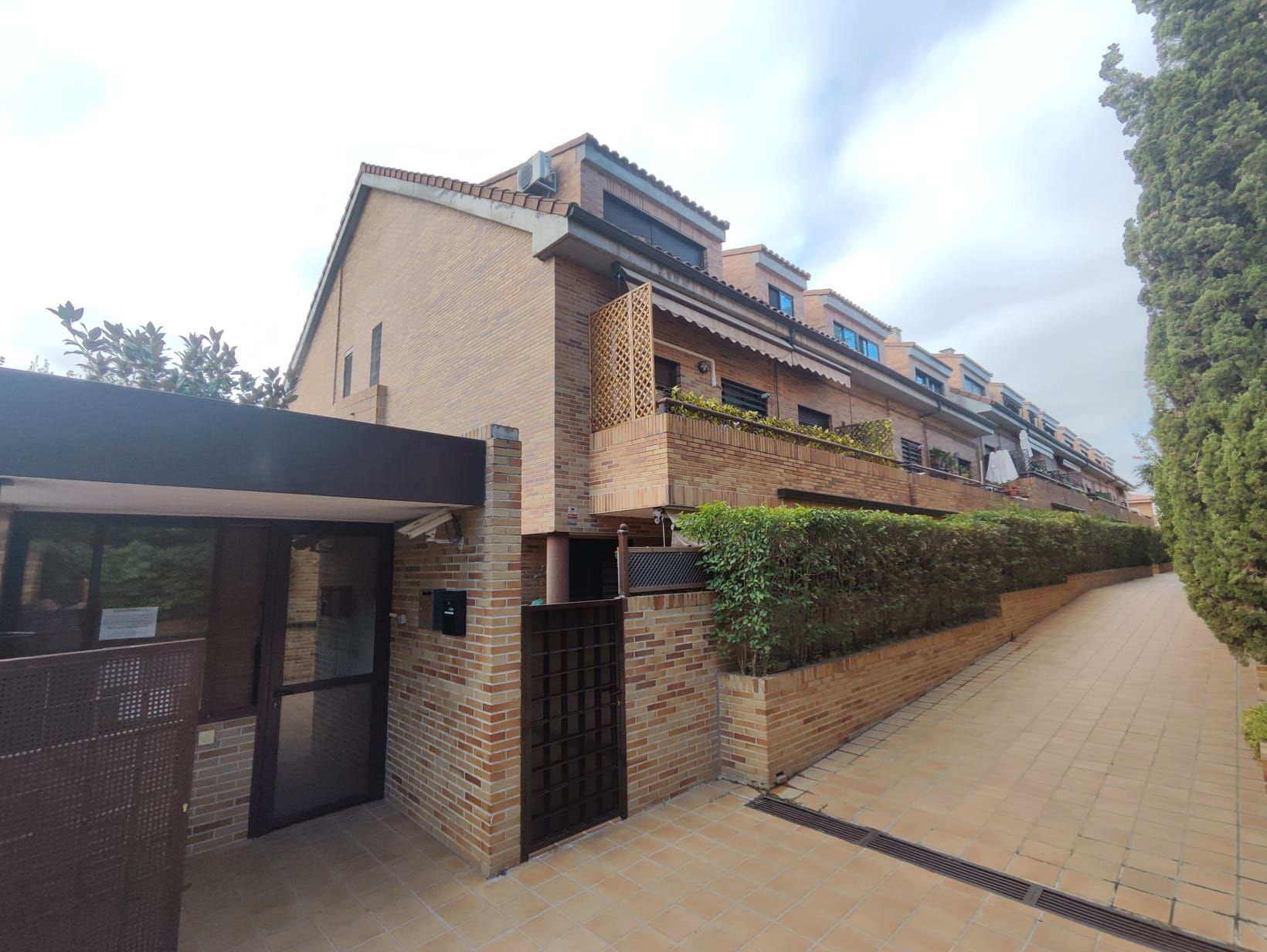 Vista exterior de Dúplex en venta en Sevilla la Nueva con Aire acondicionado, Calefacción y Trastero