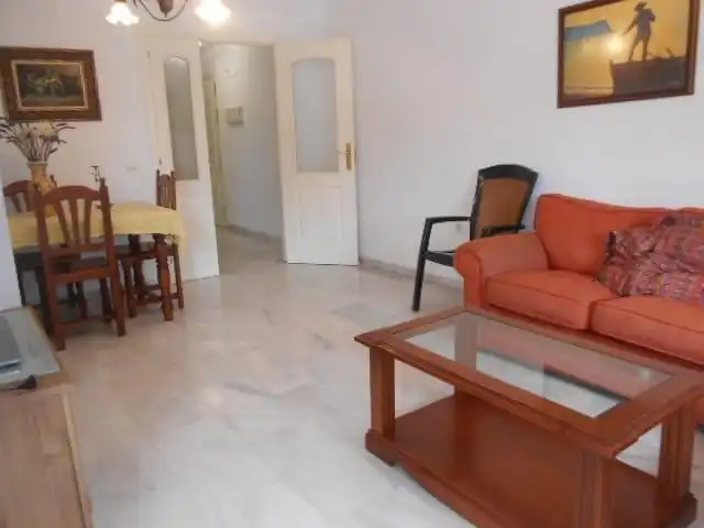 Wohnzimmer von Wohnungen zum Verkauf in Fuengirola mit Klimaanlage, Heizung und Privatgarten