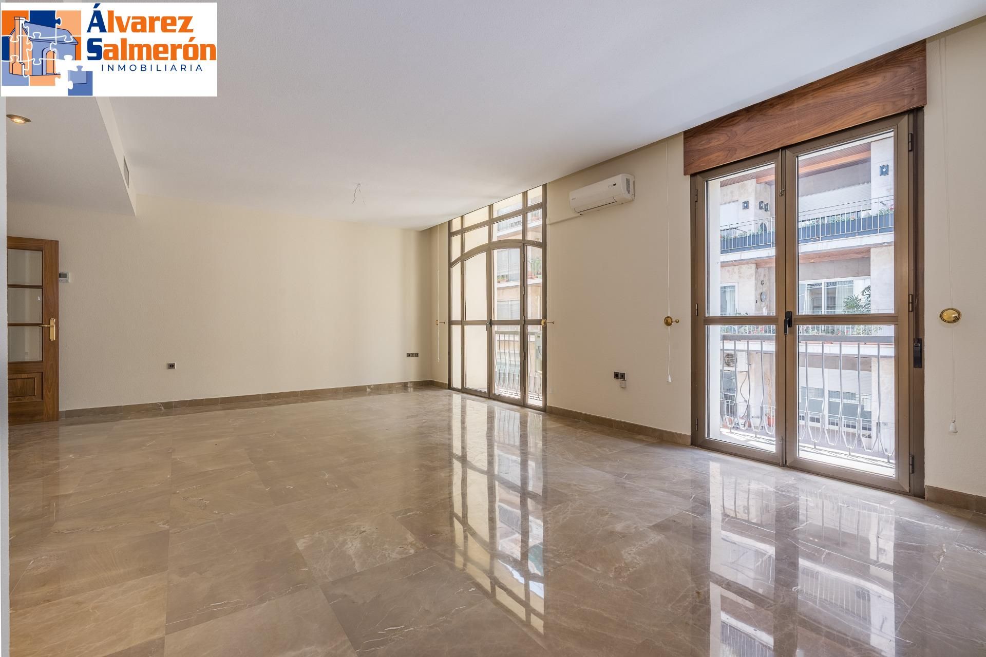 Living room of Flat for sale in  Granada Capital  with Air Conditioner, Heating and Balcony