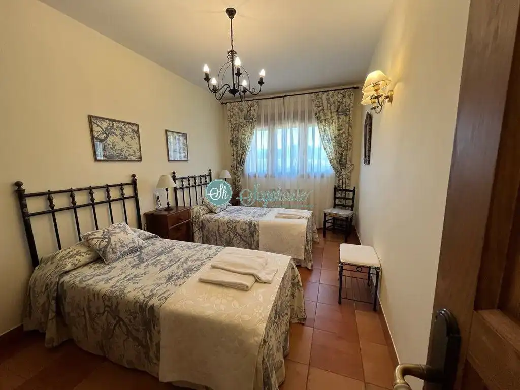 Dormitori de Casa o xalet de lloguer en Palazuelos de Eresma amb Calefacció, Terrassa i Moblat