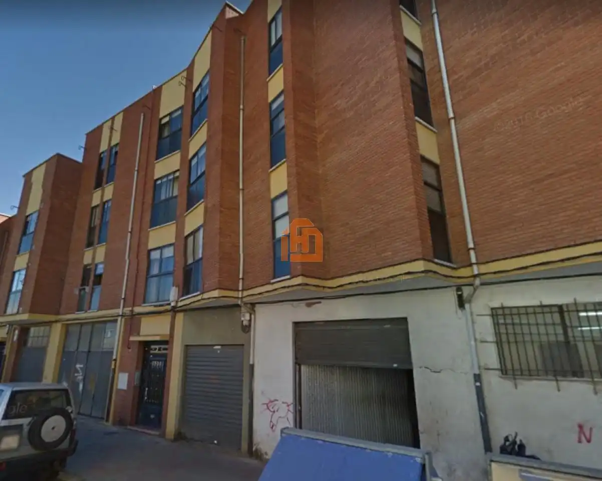 Außenansicht von Wohnung zum Verkauf in León Capital  mit Heizung, Parkett und Abstellraum