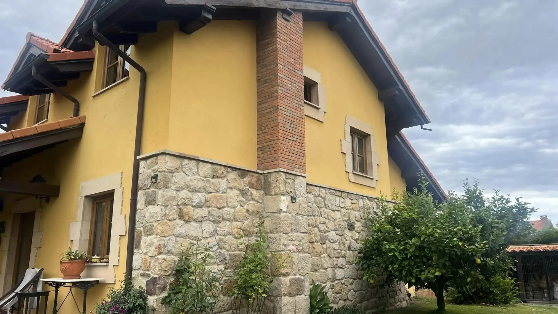 Außenansicht von Haus oder Chalet zum Verkauf in Suances mit Heizung, Privatgarten und Parkett