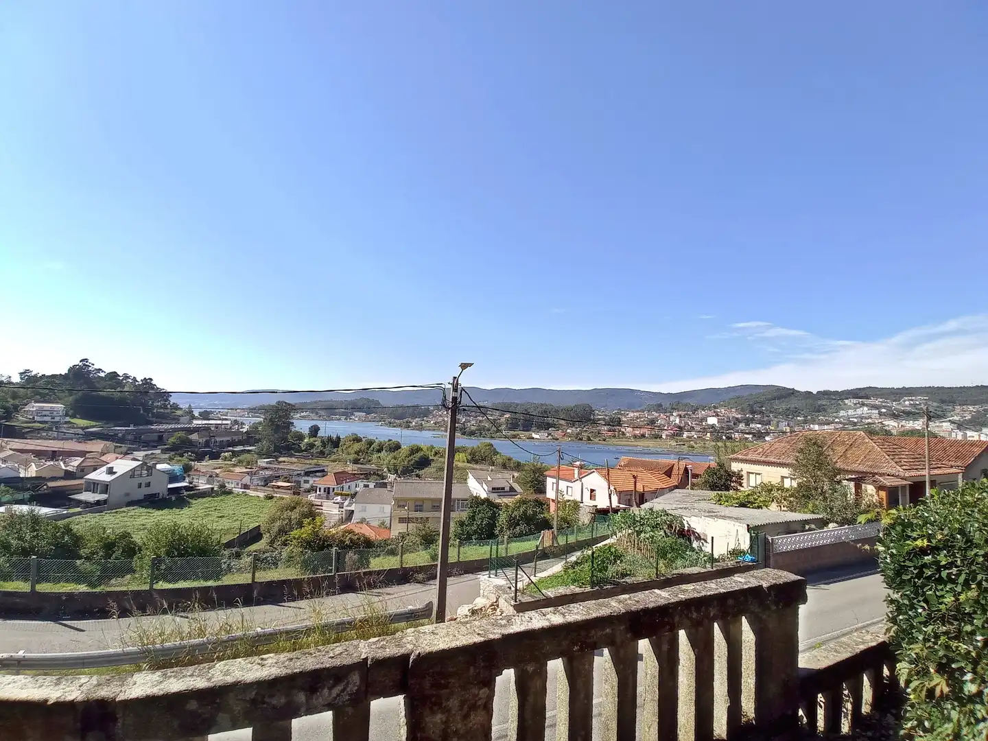 Vista exterior de Casa o xalet en venda en Pontevedra Capital  amb Calefacció, Jardí privat i Parquet
