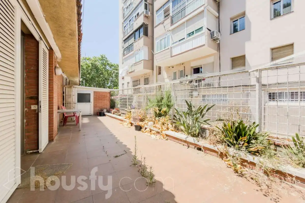 Vista exterior de Casa o xalet en venda en Barcelona amb Jardí privat, Terrassa i Traster