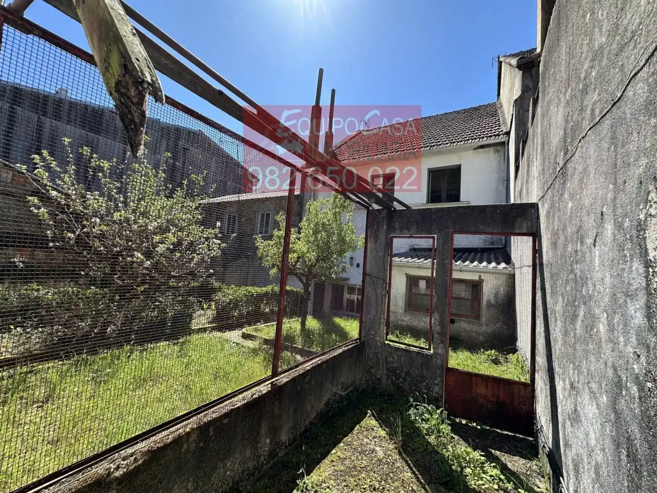 Vista exterior de Casa adosada en venda en Palas de Rei amb Calefacció, Jardí privat i Parquet