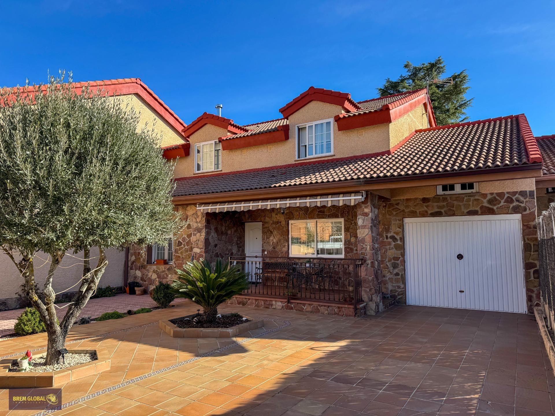 Vista exterior de Casa adosada en venda en La Cabrera amb Calefacció, Jardí privat i Traster