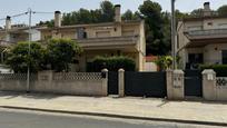 Vista exterior de Casa adosada en venda en Calafell amb Aire condicionat, Terrassa i Balcó