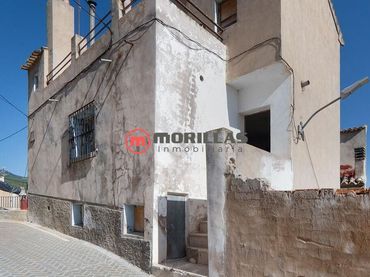 Casa rústica amb balcó en venda a Calle LUENGO BAJO 5