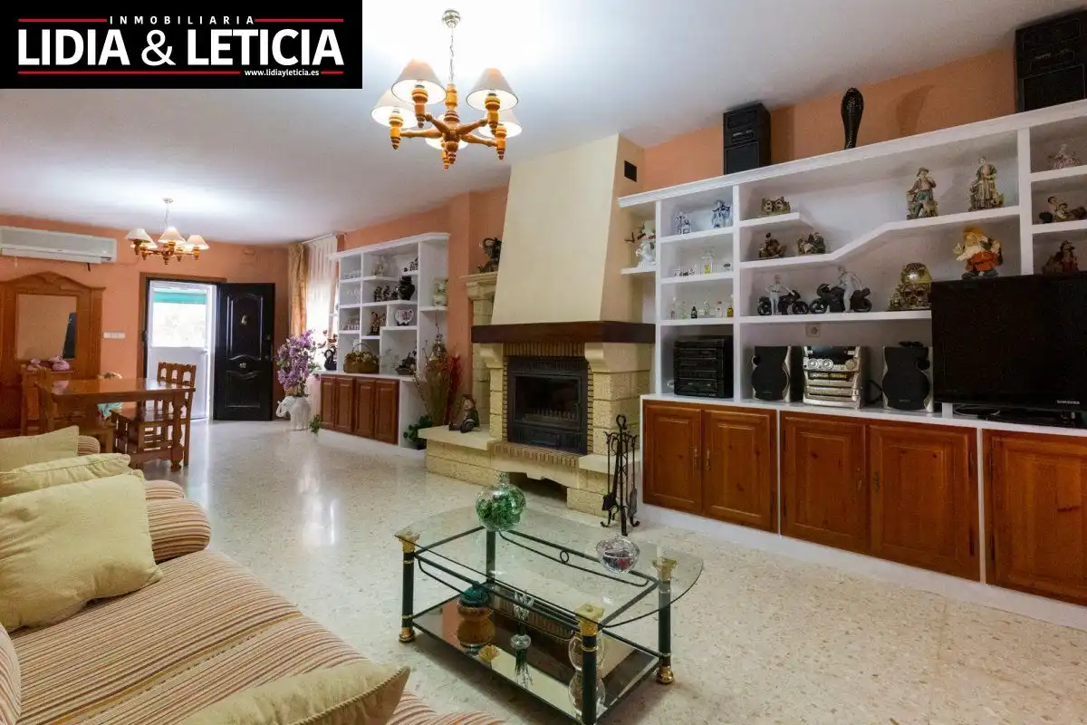 Sala de estar de Casa o chalet en venta en Alcalá de Guadaira con Aire acondicionado, Calefacción y Jardín privado