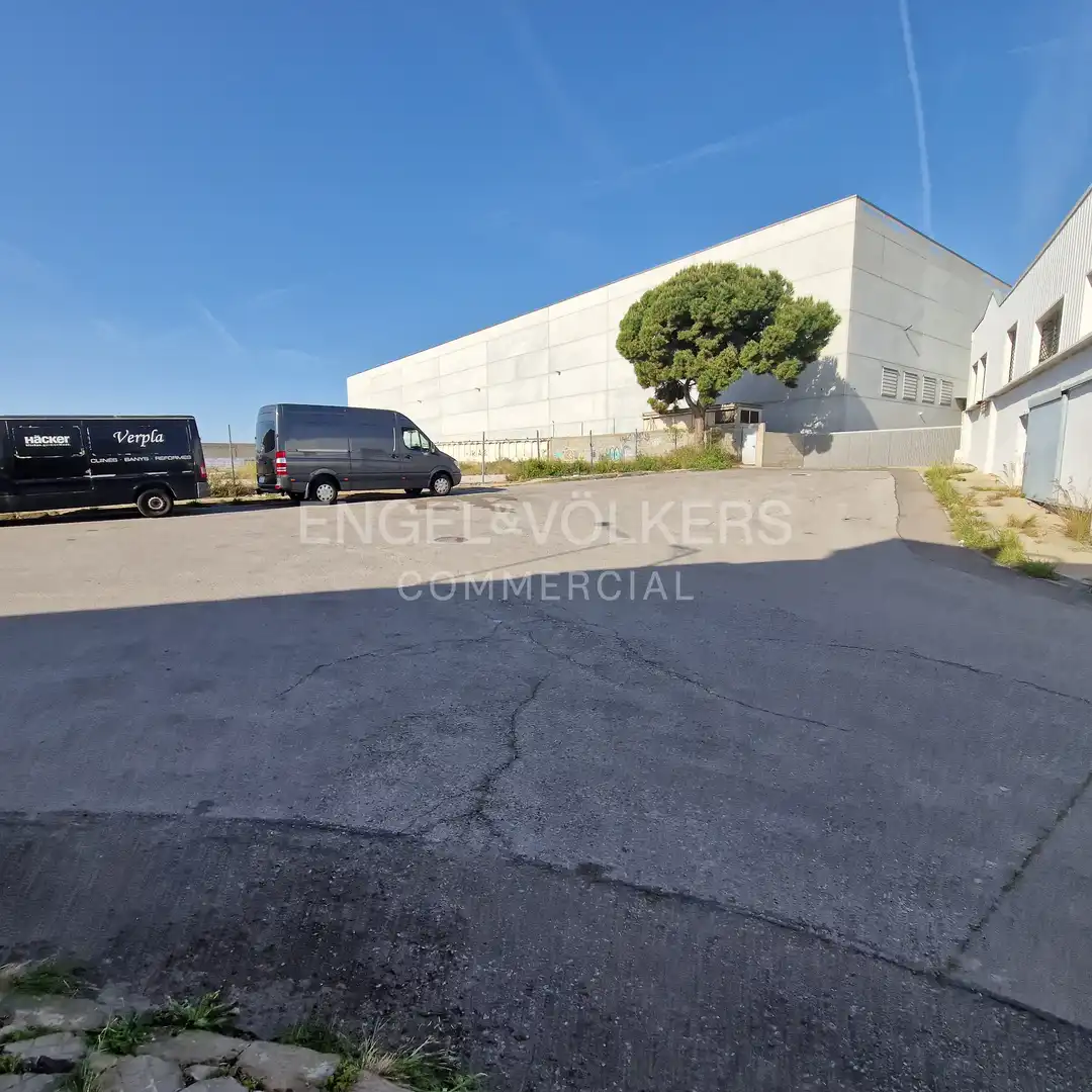 Vista exterior de Nau industrial de lloguer en Sant Boi de Llobregat