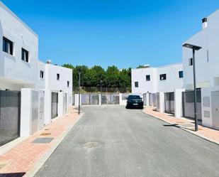 Vista exterior de Casa o xalet en venda en Vélez-Málaga amb Terrassa