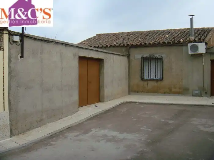 Vista exterior de Casa o xalet en venda en Villanueva de San Carlos amb Jardí privat i Moblat