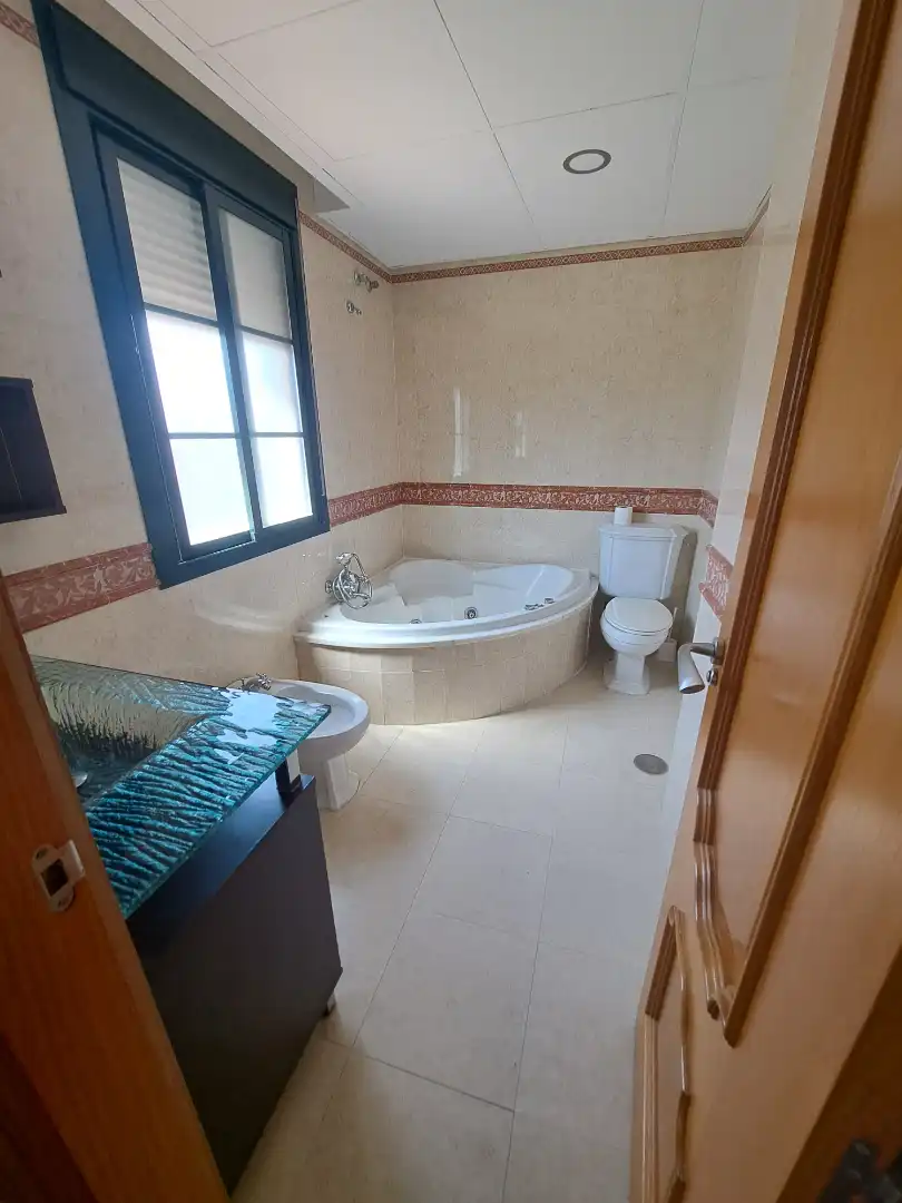 Bany de Casa o xalet en venda en Dos Hermanas amb Aire condicionat, Terrassa i Forn