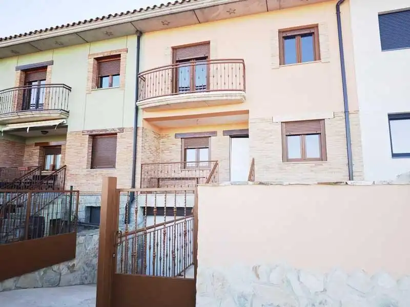 Vista exterior de Casa adosada en venta en Ariza con Jardín privado, Terraza y Balcón