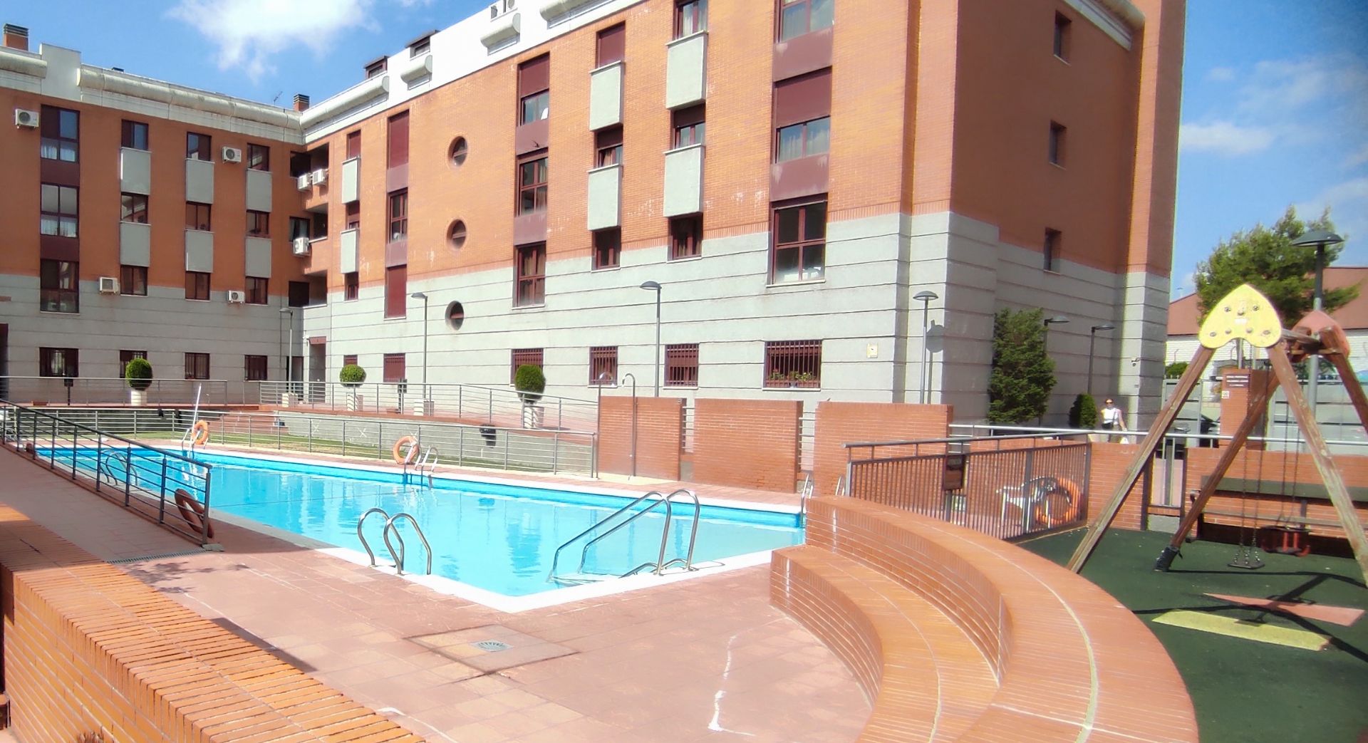 Piscina de Apartament en venda en Parla amb Calefacció, Parquet i Forn