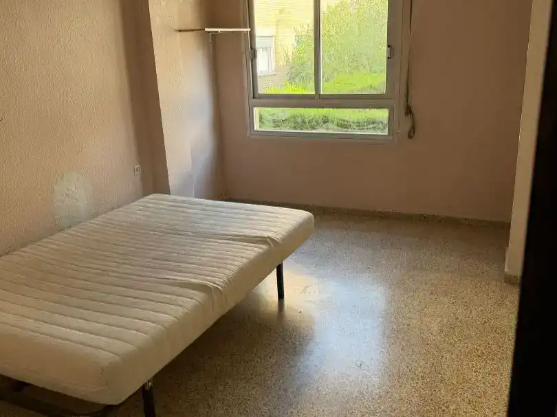 Dormitori de Pis en venda en  Granada Capital amb Aire condicionat i Balcó