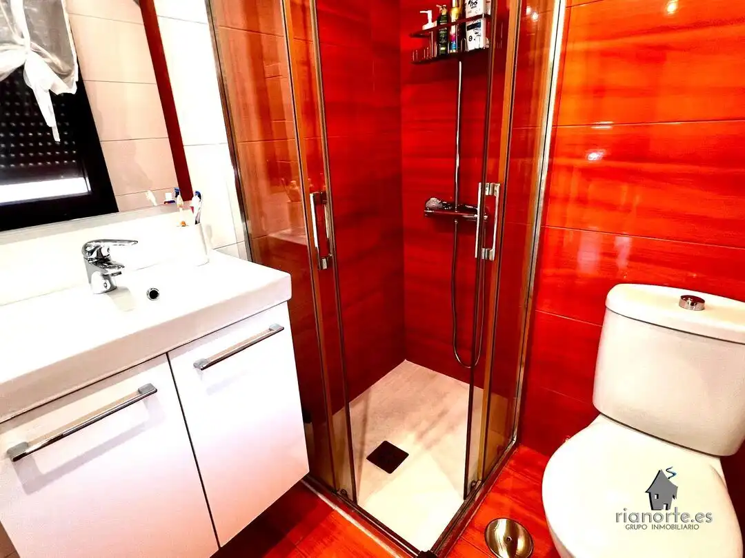 Badezimmer von Dachboden zum Verkauf in Langreo mit Heizung, Terrasse und Abstellraum
