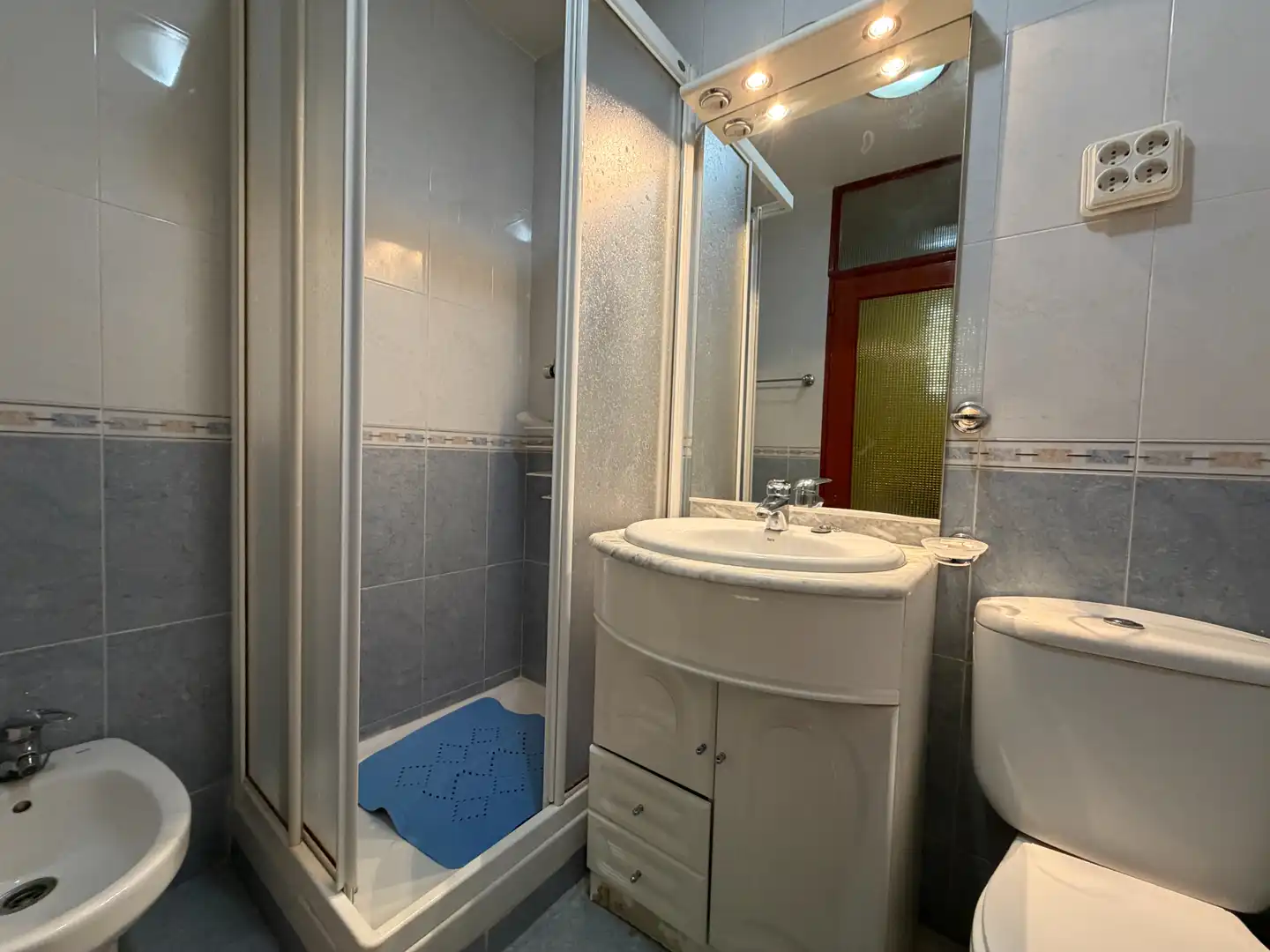 Bathroom of Flat for sale in Madrid  with Air Conditioner, Heating and Furnished