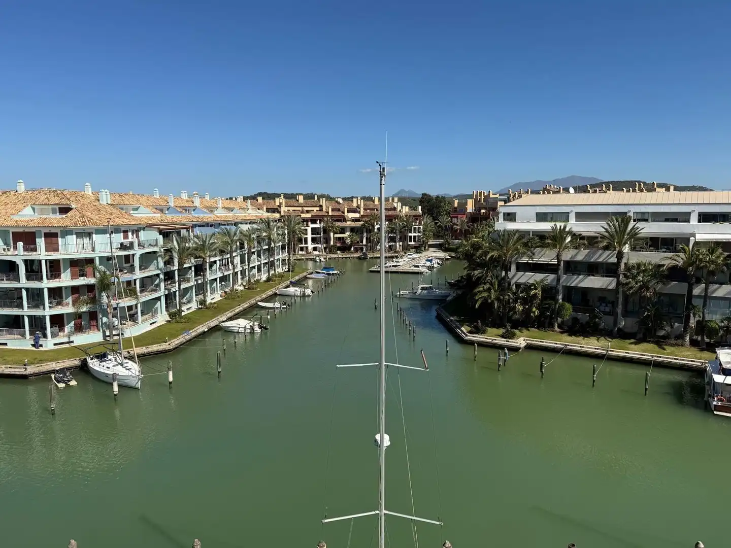 Vista exterior de Apartament en venda en Sotogrande amb Jardí privat, Terrassa i Piscina comunitària