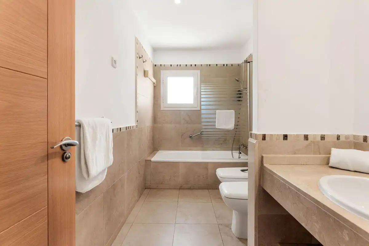Baño de Apartamento en venta en Manilva con Aire acondicionado, Terraza y Piscina comunitaria