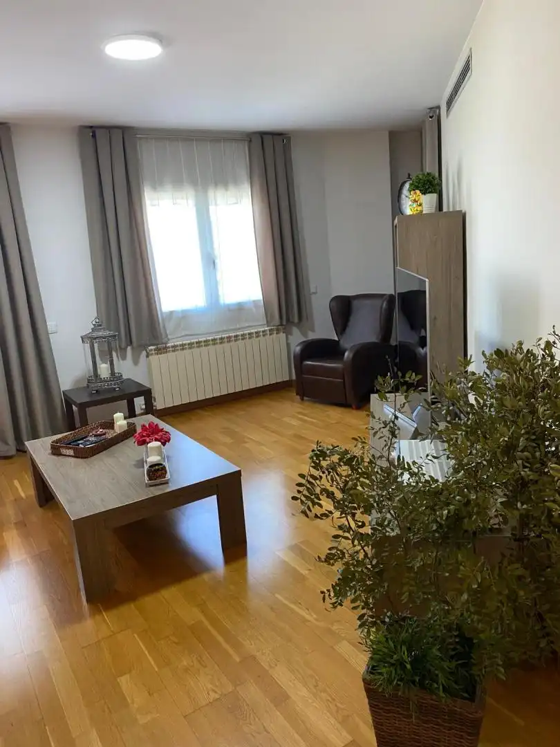 Sala d'estar de Pis en venda en Manresa amb Calefacció, Piscina i Moblat