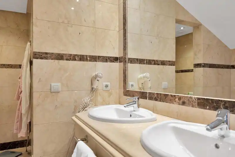 Badezimmer von Dachboden zur Miete in Marbella mit Klimaanlage, Terrasse und Schwimmbad