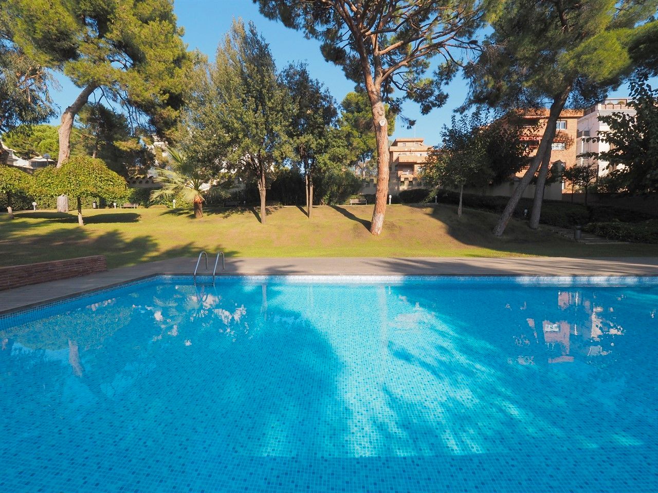 Swimming pool of Flat for sale in  Barcelona Capital  with Air Conditioner, Heating and Parquet flooring