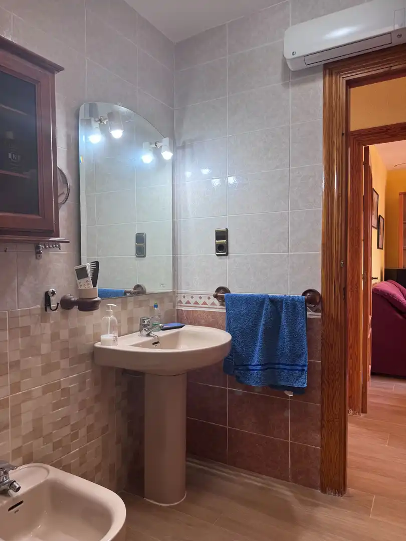 Badezimmer von Einfamilien-Reihenhaus zum Verkauf in Roquetas de Mar mit Klimaanlage