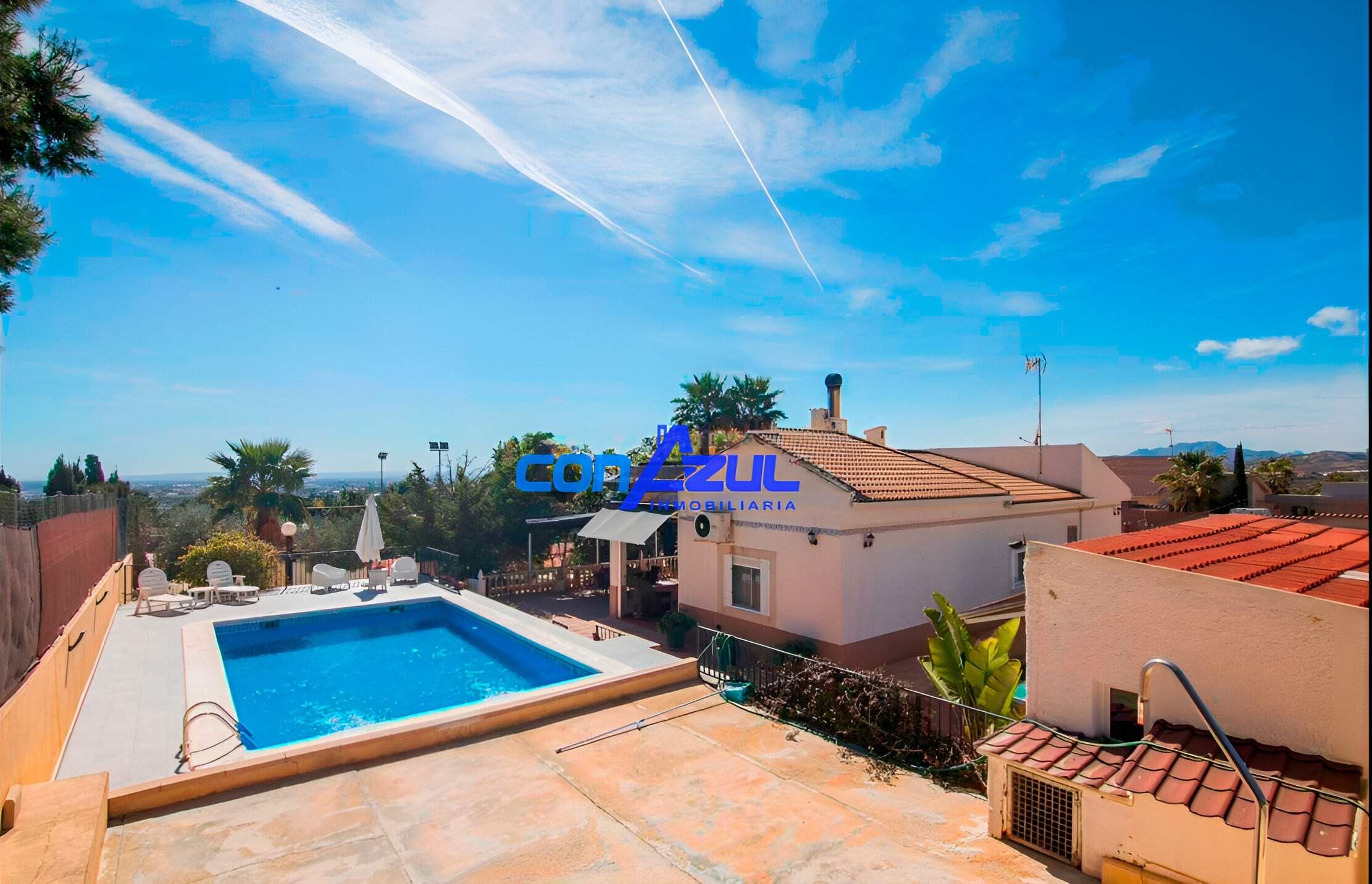 Vista exterior de Casa o xalet en venda en Elche / Elx amb Jardí privat, Terrassa i Piscina