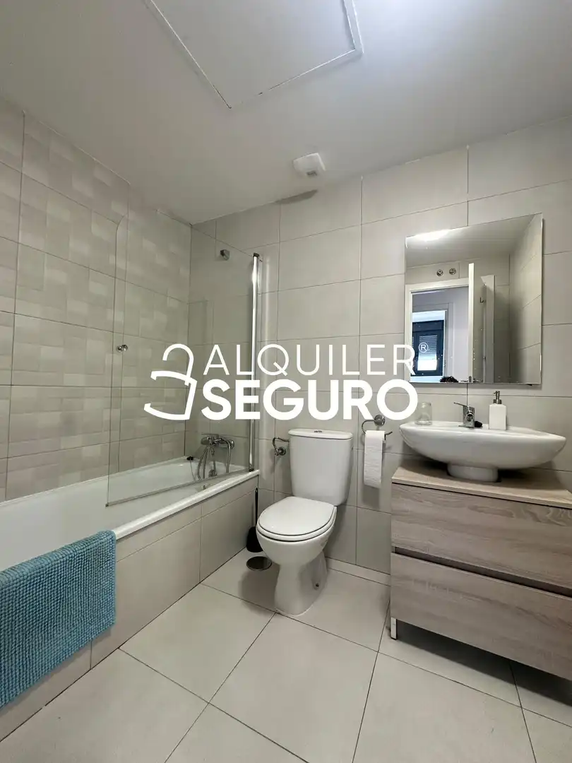 Bany de Pis de lloguer en Madrid amb Aire condicionat, Calefacció i Terrassa