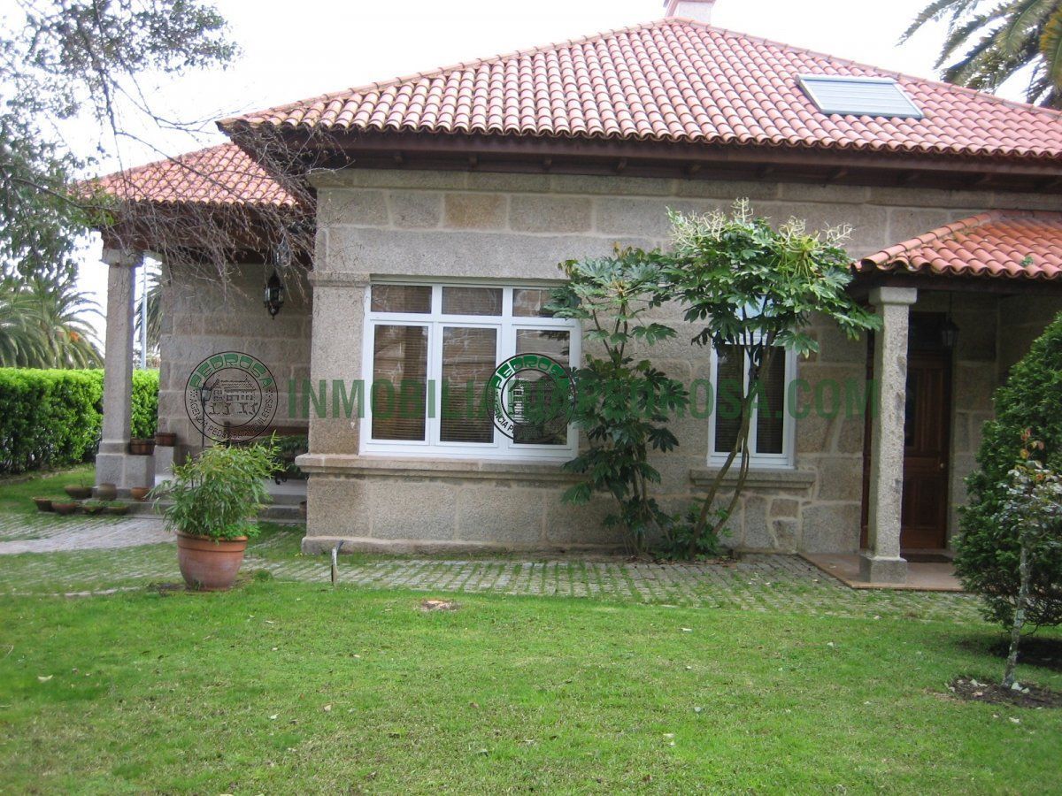 Vista exterior de Casa o xalet en venda en O Grove   amb Calefacció i Jardí privat