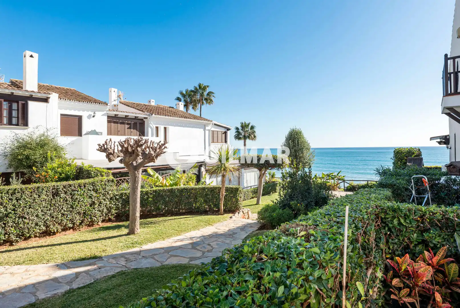 Garten von Einfamilien-Reihenhaus zum Verkauf in Estepona mit Privatgarten und Schwimmbad