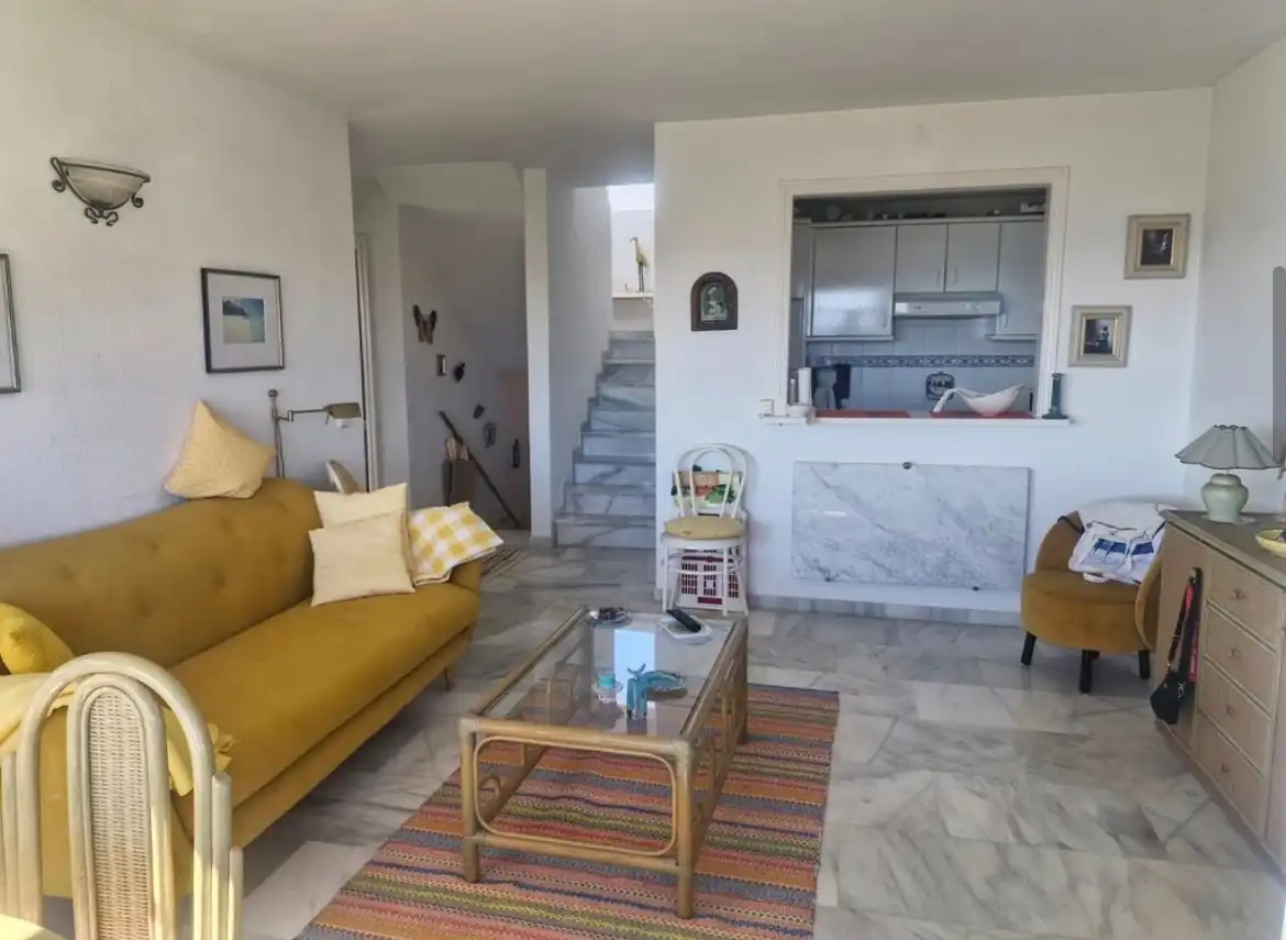 Wohnzimmer von Dachboden zum Verkauf in Marbella mit Klimaanlage, Terrasse und Möbliert