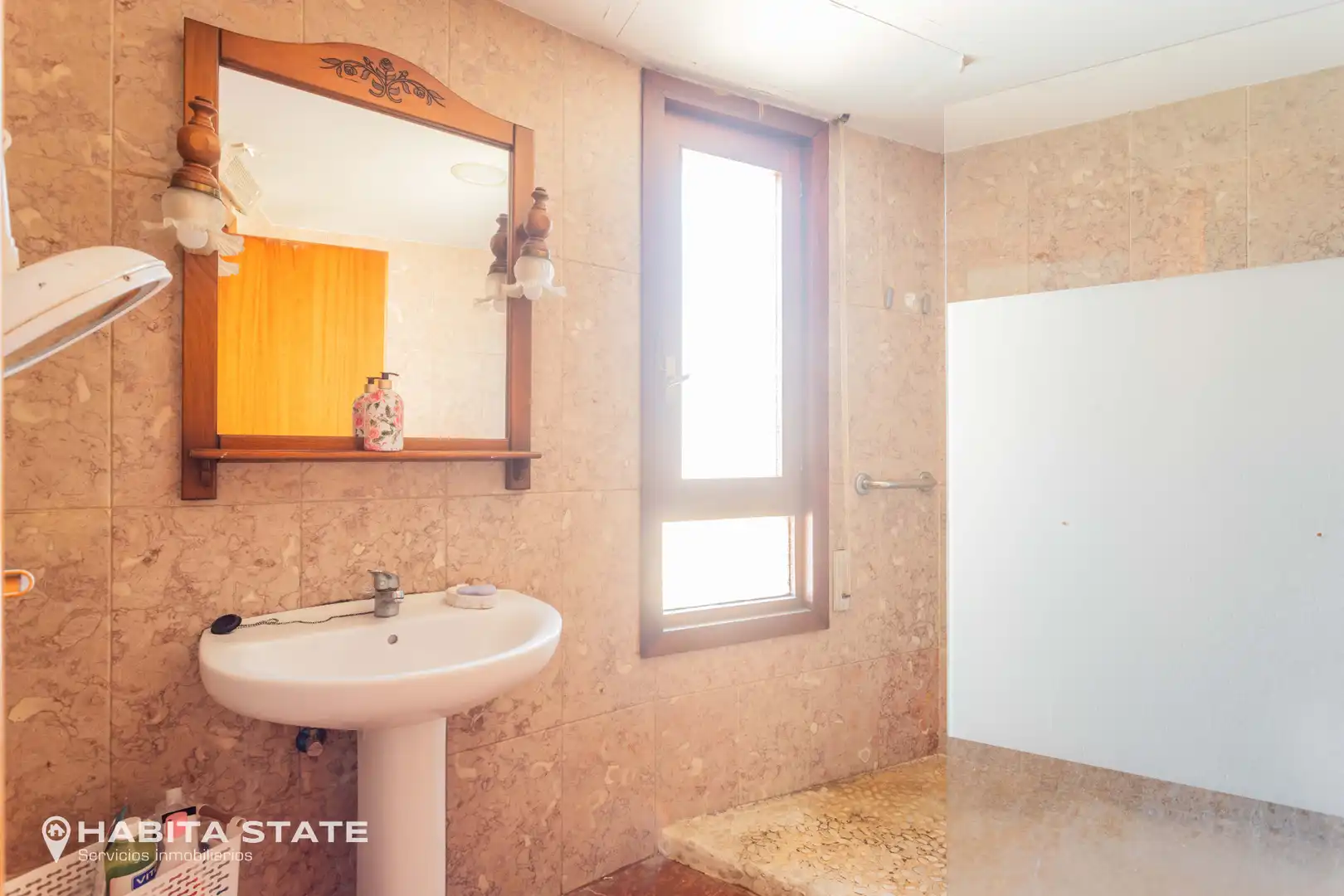 Bathroom of Flat for sale in Almería  with Air Conditioner, Heating and Oven