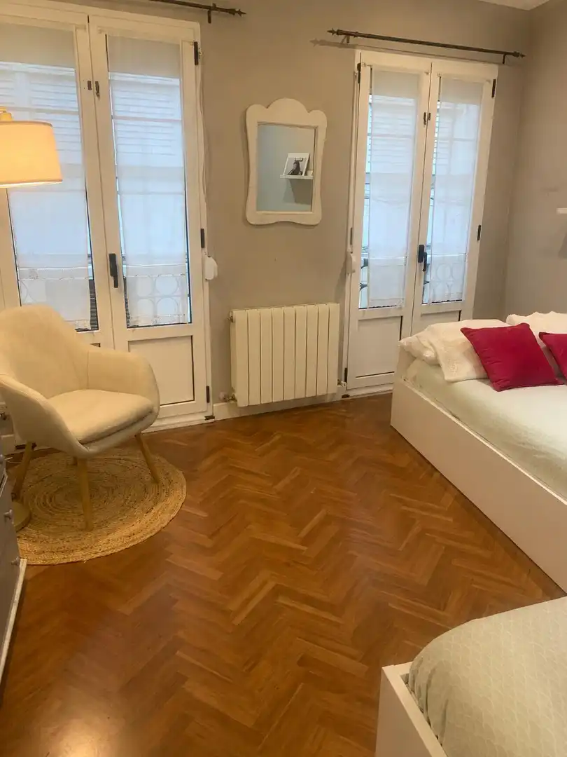 Dormitori de Pis de lloguer en Avilés amb Calefacció, Parquet i Moblat
