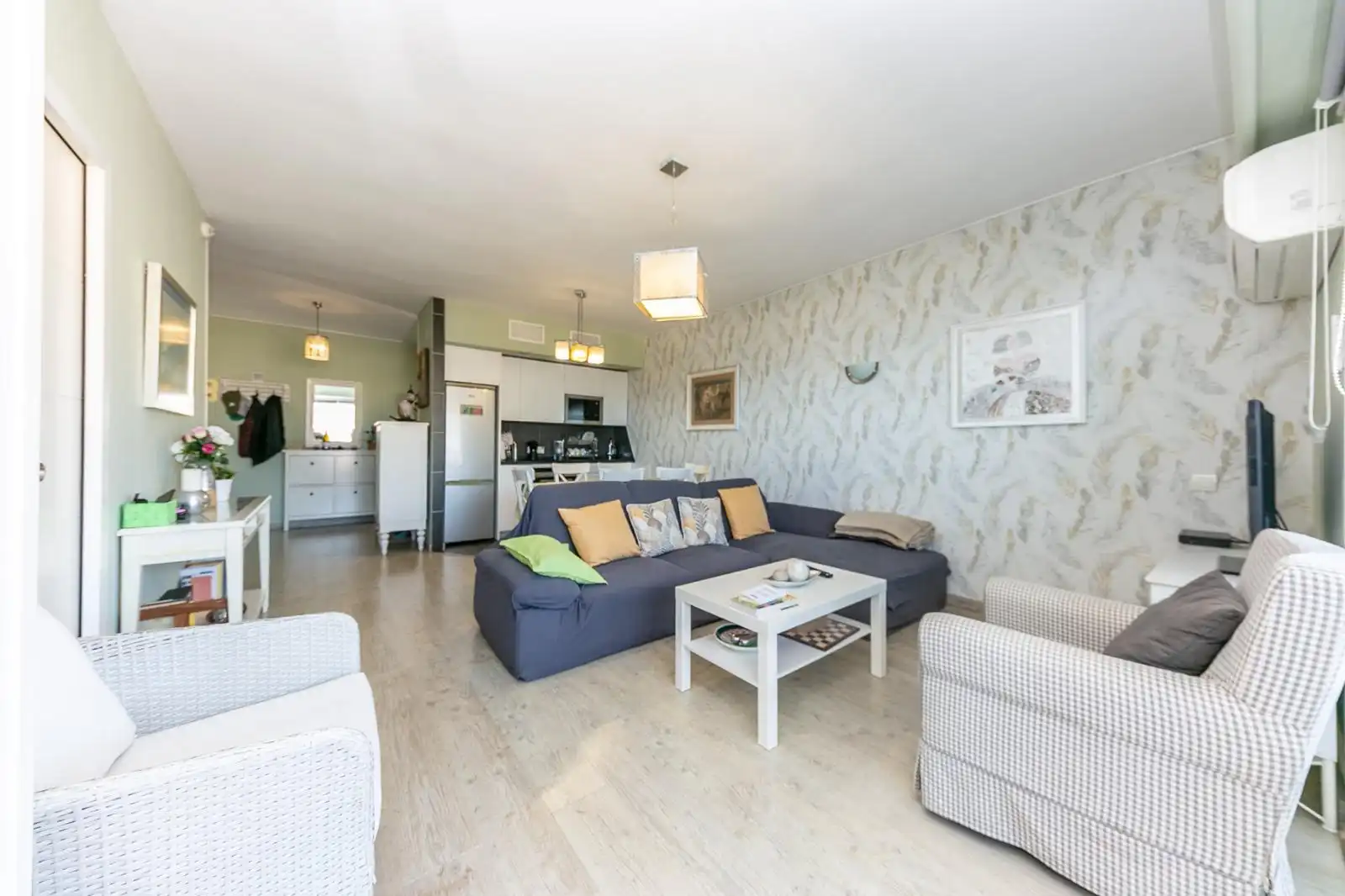 Wohnzimmer von Dachboden zur Miete in Fuengirola mit Klimaanlage, Heizung und Terrasse