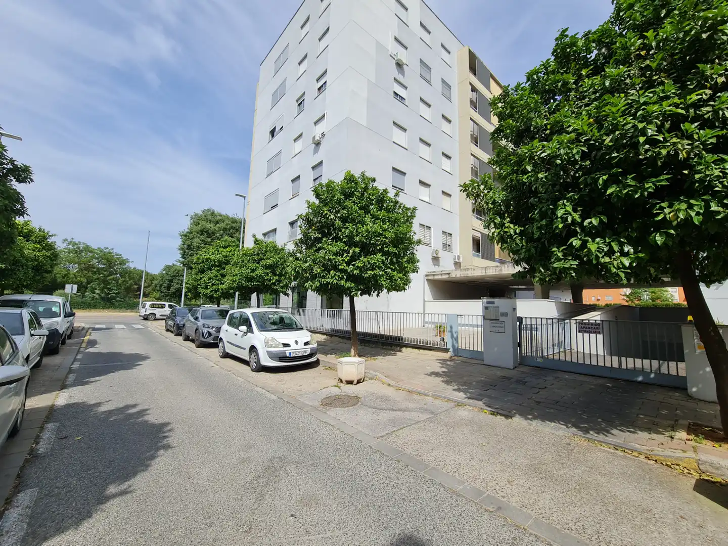 Vista exterior de Garatge en venda en Sevilla