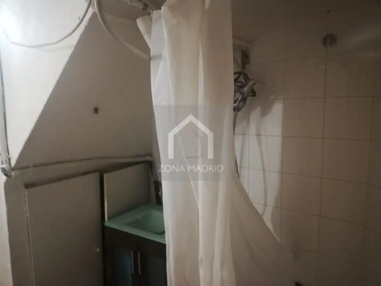 Bany de Local en venda en Madrid amb Aire condicionat