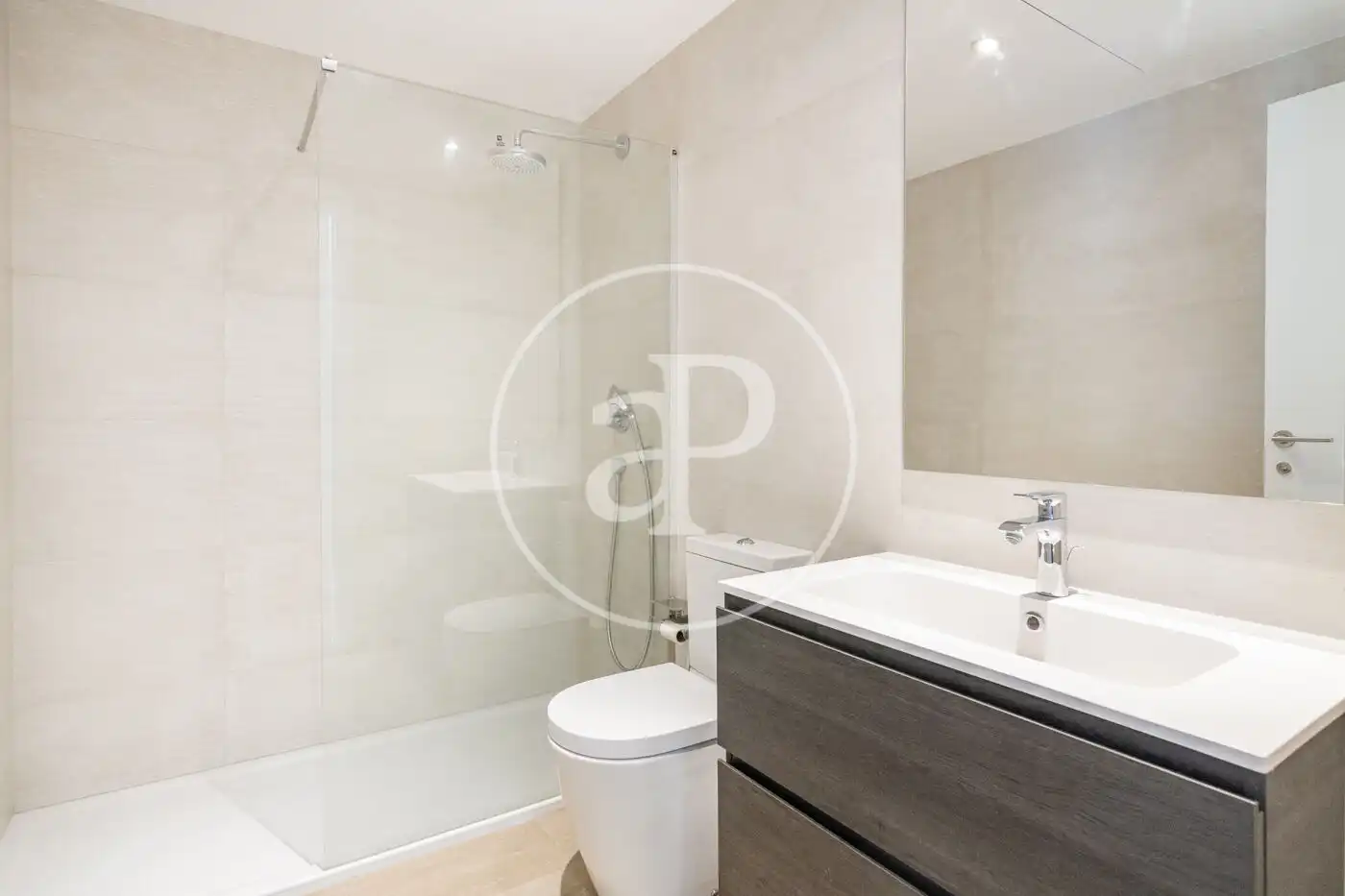 Badezimmer von Wohnung zur Miete in Madrid mit Klimaanlage, Heizung und Privatgarten