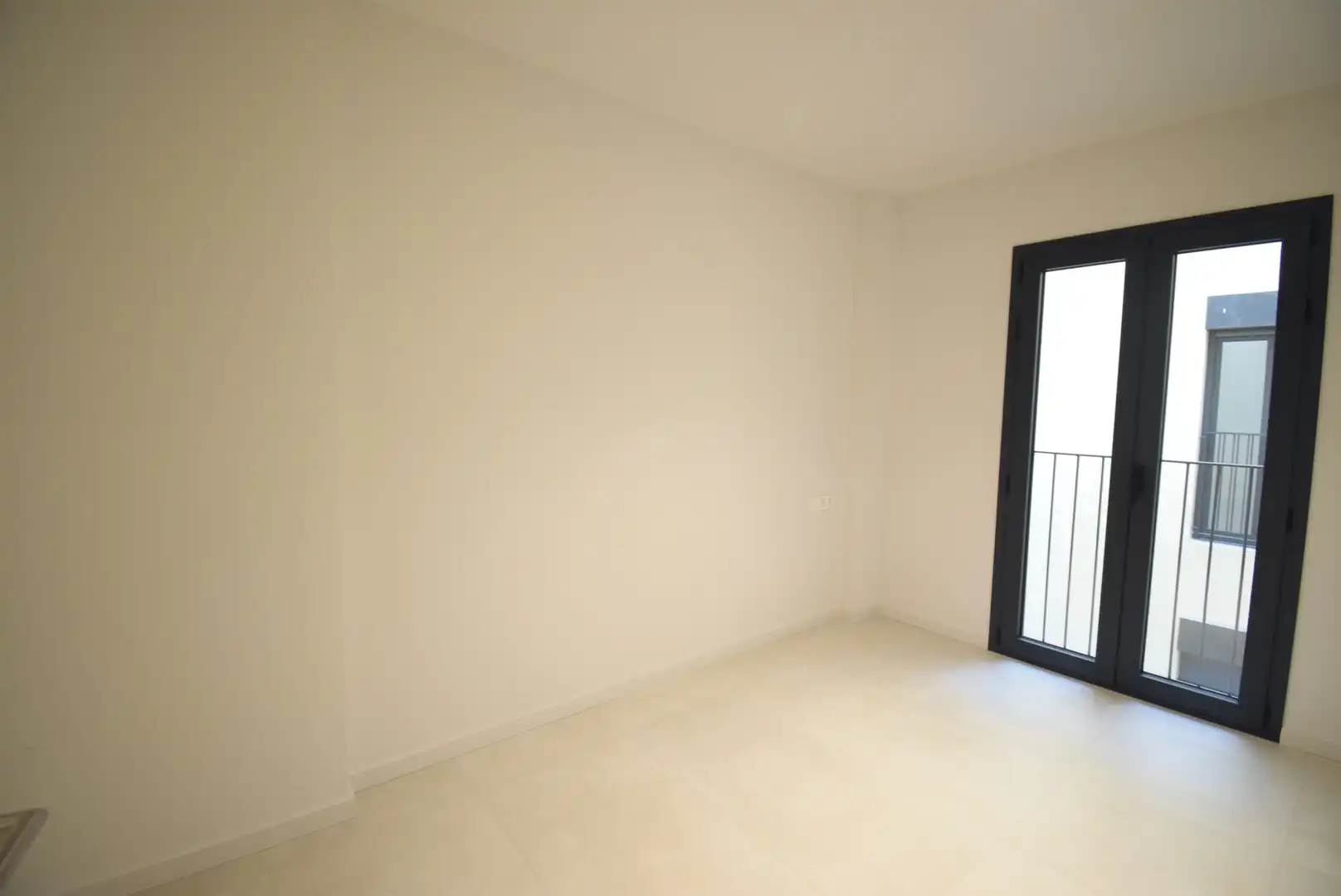 Schlafzimmer von Wohnung zur Miete in Girona mit Klimaanlage, Heizung und Balkon