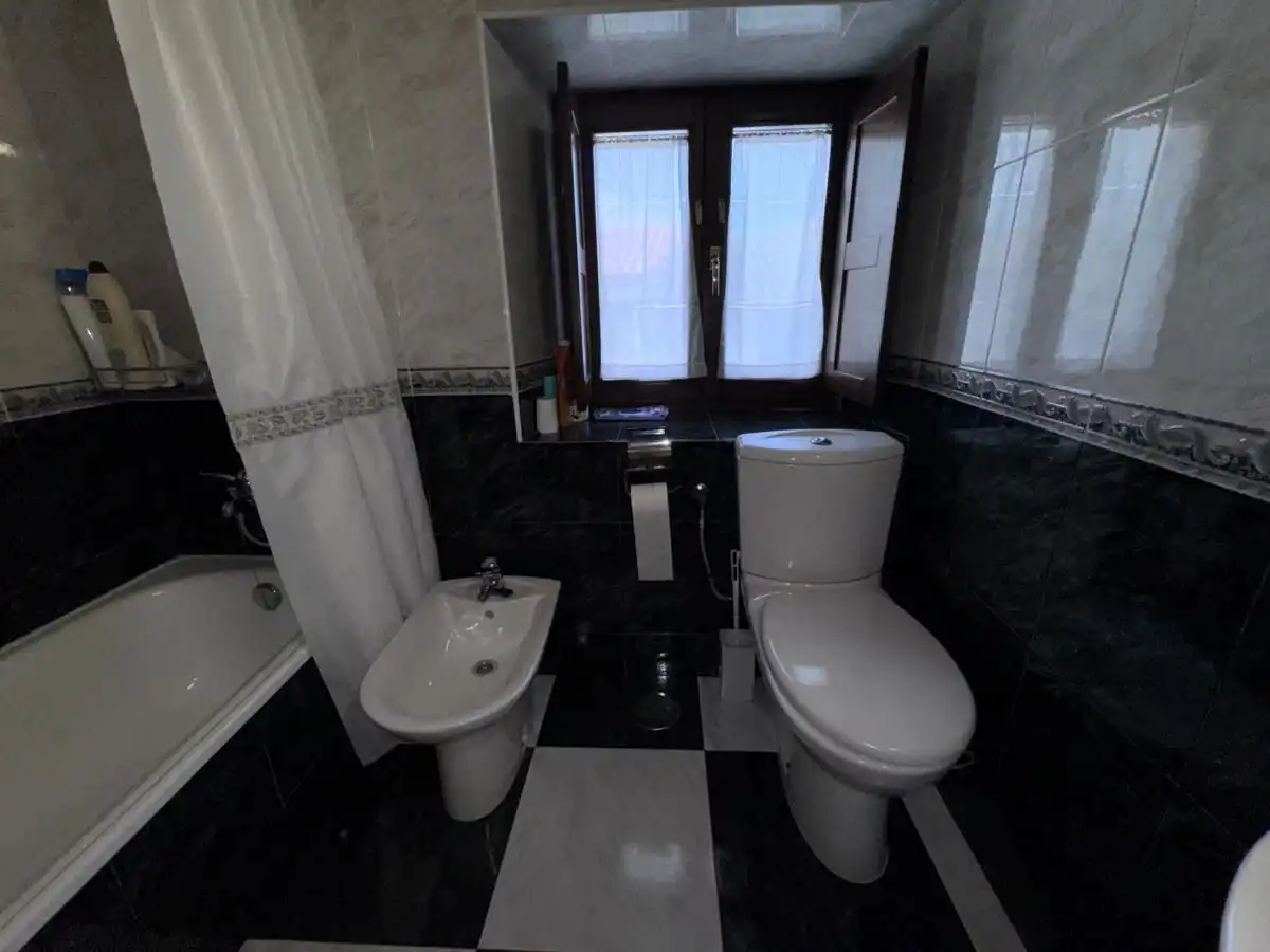 Baño de Casa adosada en venta en Llanes con Calefacción, Jardín privado y Terraza