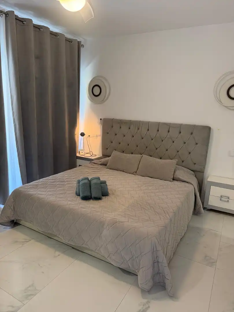 Habitación de Apartamento de alquiler en Marbella con Aire acondicionado, Terraza y Piscina
